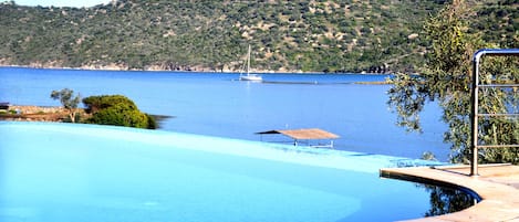 Piscine extérieure, parasols de plage, chaises longues