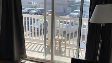 Habitación, 1 cama de matrimonio grande, vistas al parque | Escritorio, cortinas opacas, tabla de planchar con plancha y wifi gratis