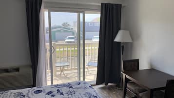 Escritorio, cortinas blackout y tabla de planchar con plancha
