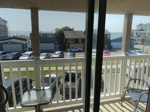 Deluxe-rum - 1 kingsize-säng - havsutsikt | Skrivbord, mörkläggningsgardiner, strykjärn/strykbräda och gratis wi-fi