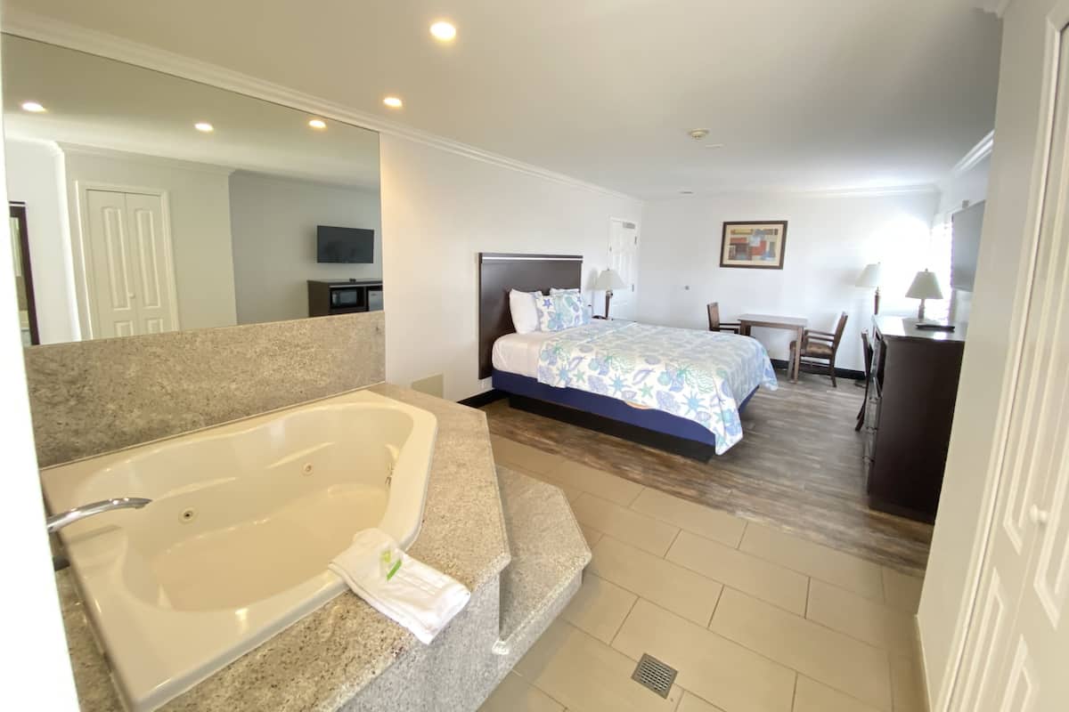 Premier Room, Sea View (Spa Bath) | Desk, blackout drapes, iron/ironing board (on request), WiFi (free)