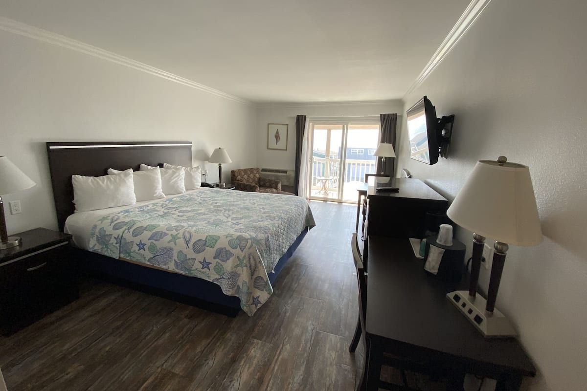 Deluxe Room, 1 King Bed, Ocean View | Desk, blackout drapes, iron/ironing board (on request), WiFi (free)