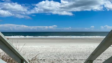På stranden, vit sandstrand och strandhanddukar