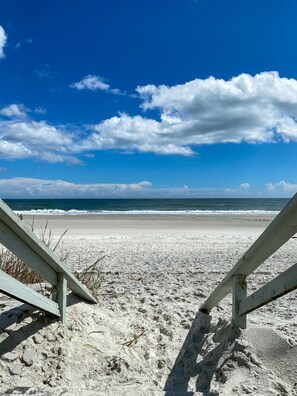 Accommodatie ligt op het strand, wit zand, strandlakens