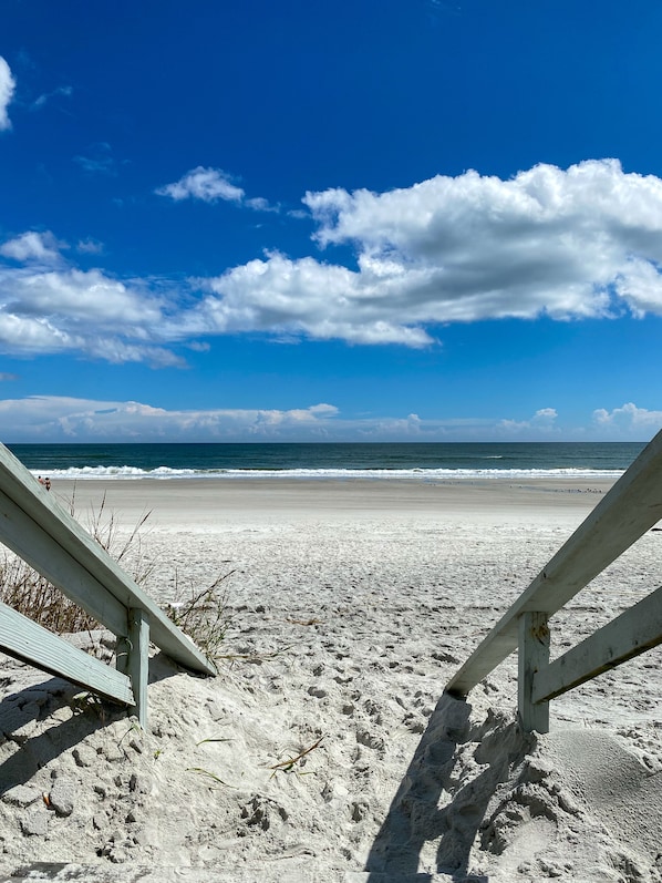 Am Strand, weißer Sandstrand, Strandtücher