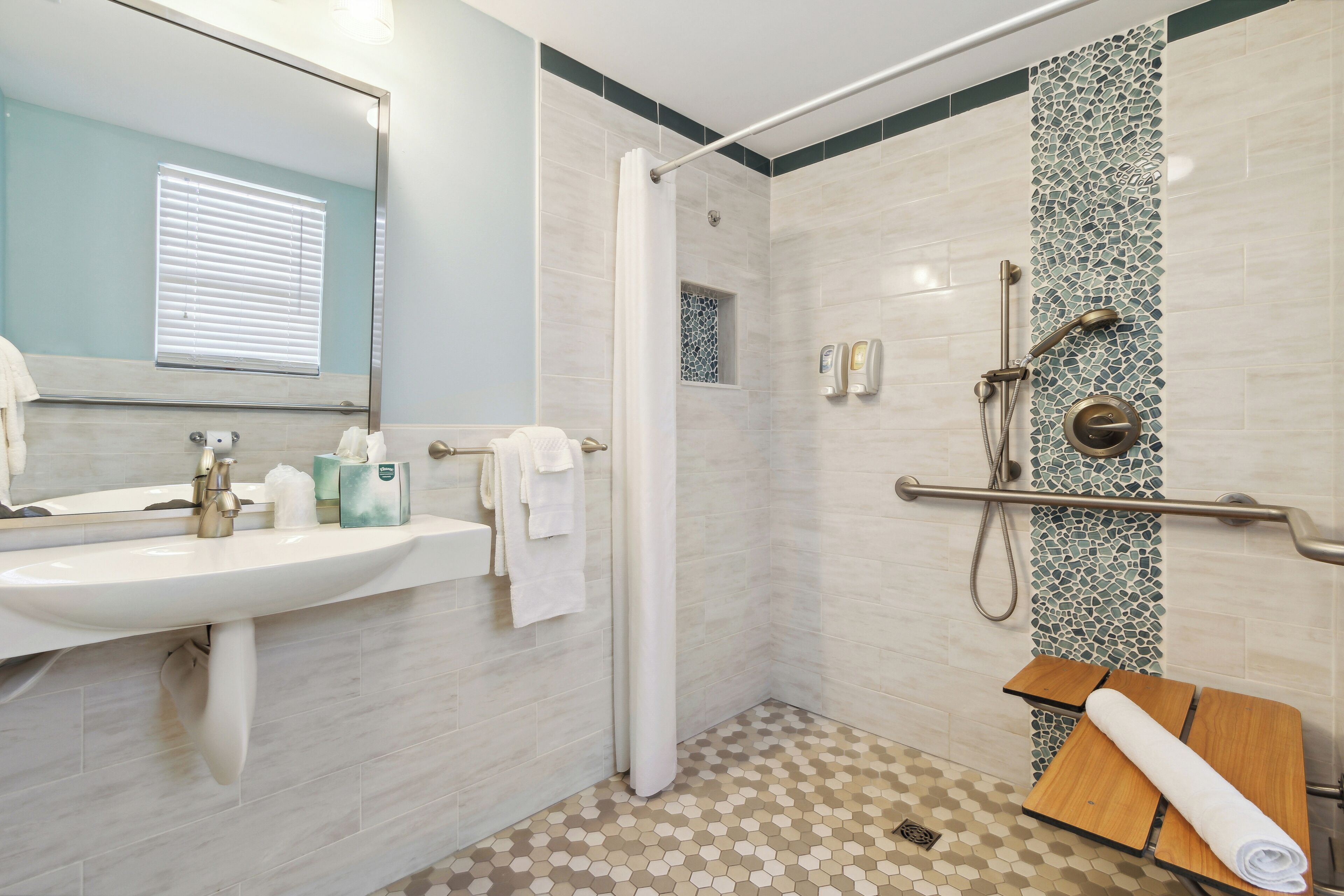 room, 1 king bed, mobility accessible (1st floor) | bathroom | free toiletries, hair dryer, towels