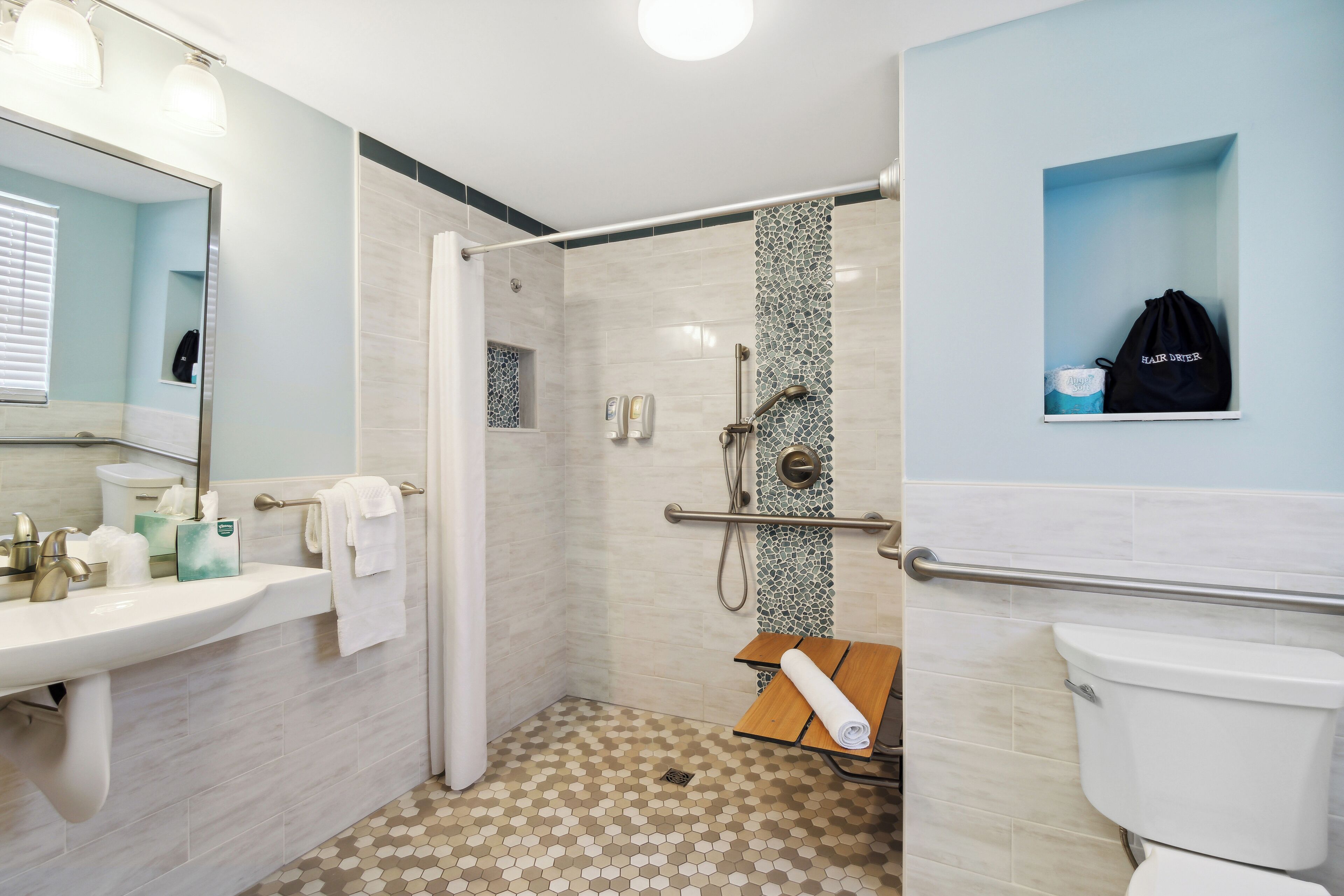 room, 1 king bed, mobility accessible (1st floor) | bathroom | free toiletries, hair dryer, towels