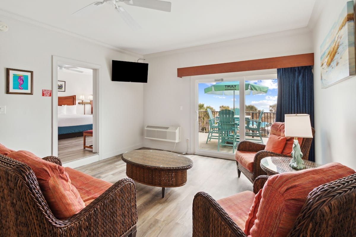 Suite, plusieurs lits, en front de mer (3rd Floor 1 King and 1 Double) | Coin séjour