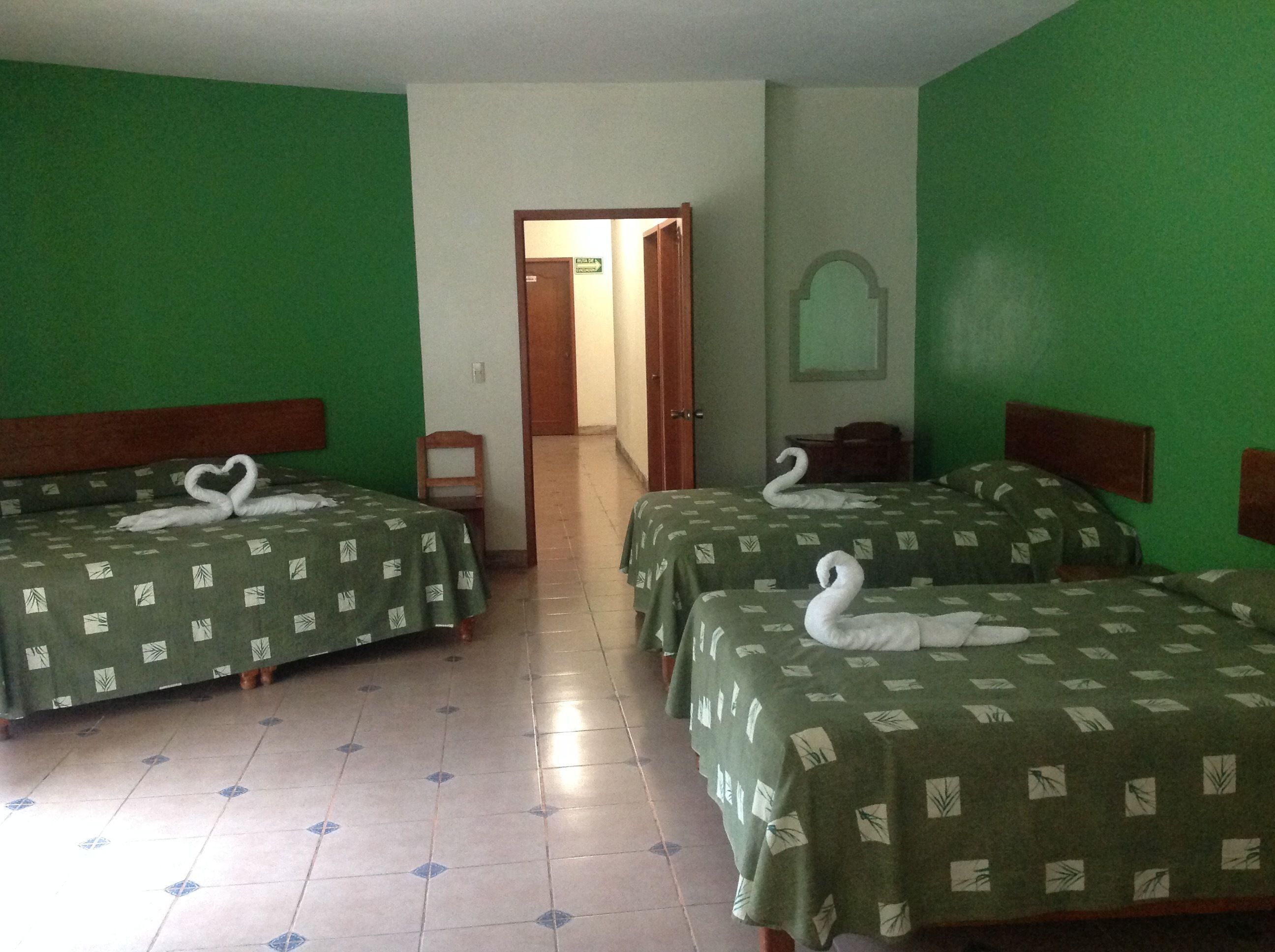Tabla de planchar con plancha, wifi gratis y ropa de cama 