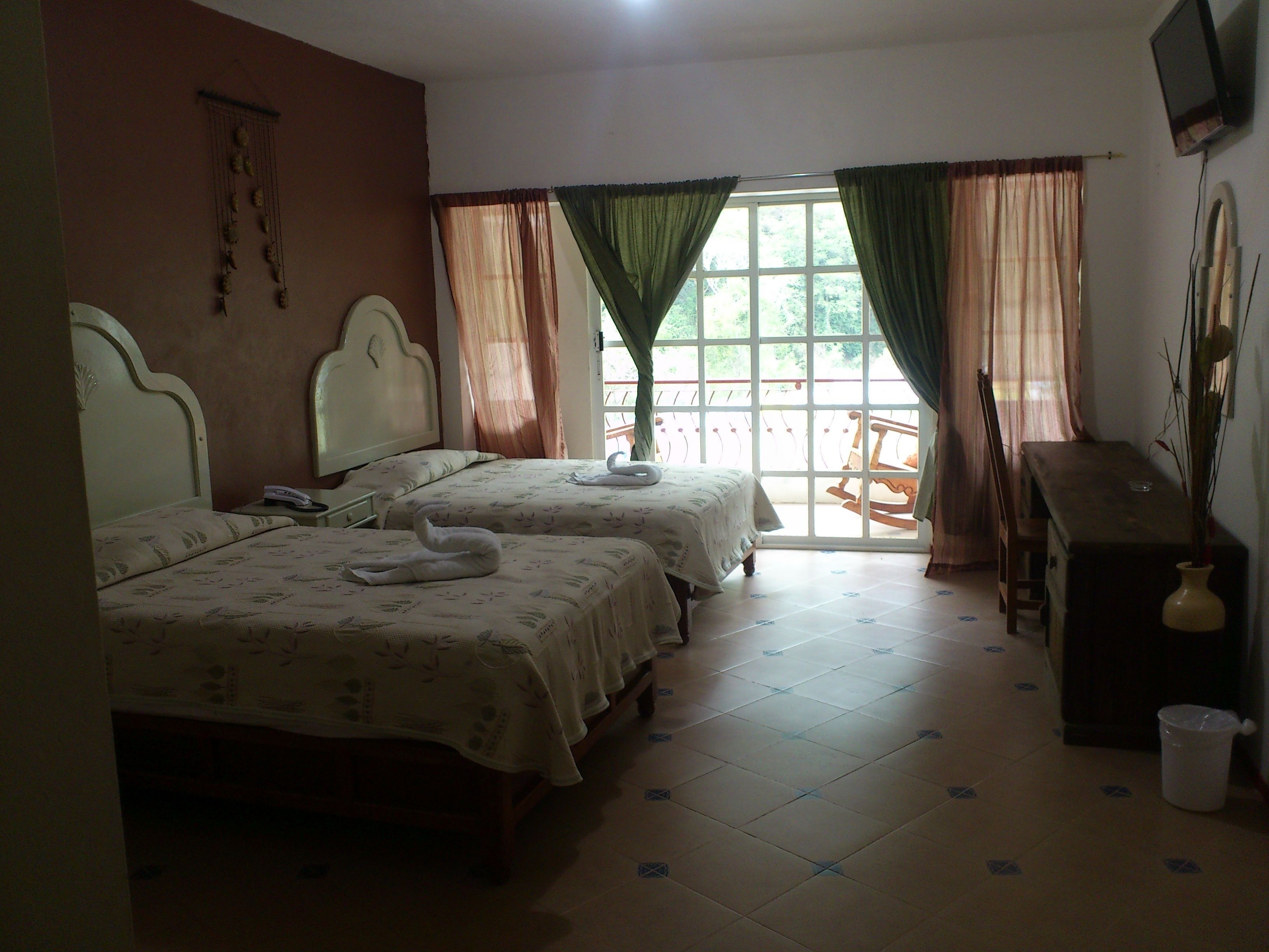 Tabla de planchar con plancha, wifi gratis y ropa de cama 
