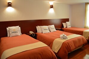 Quadruple Room | Bathroom | Shower, free toiletries - Panaka Hostal (Cusco)