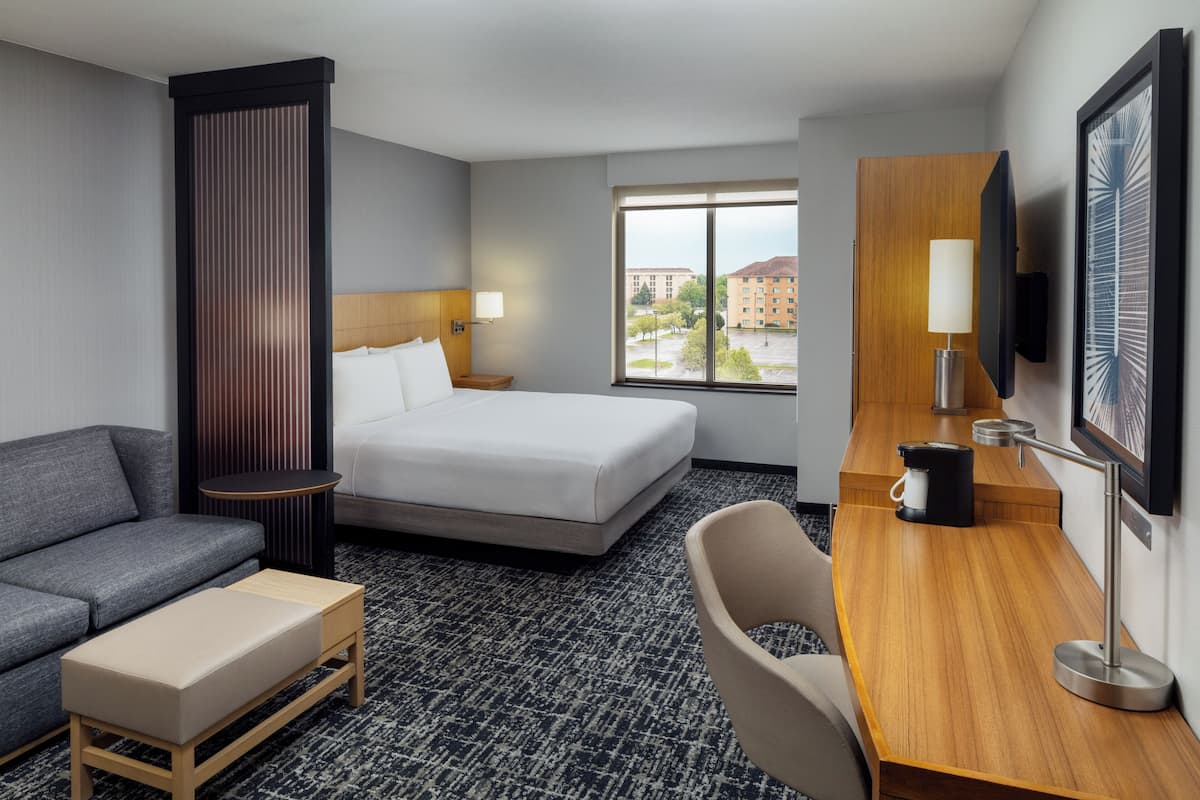 Room, 1 King Bed | Desk, laptop workspace, blackout curtains, soundproofing
