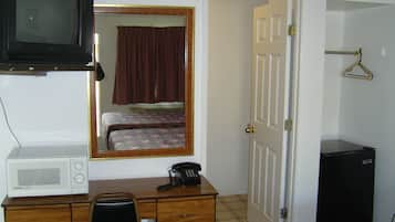 Queen Room, 2 Queen Beds, Non-Smoking | Desk, free WiFi, bed sheets