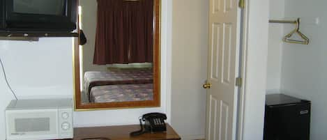 Queen Room, 2 Queen Beds, Non-Smoking | Desk, free WiFi, bed sheets