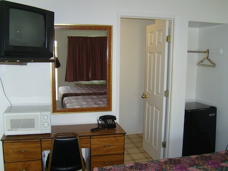 Queen Room, 2 Queen Beds, Non-Smoking | Desk, free WiFi, bed sheets