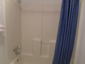 Queen Room, 2 Queen Beds, Non-Smoking | Bathroom shower - Cascade City Center Motel (Lebanon)