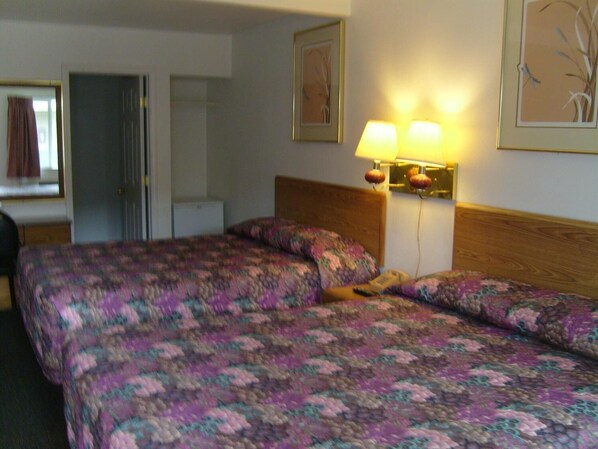 Queen Room, 2 Queen Beds, Non-Smoking | Desk, free WiFi, bed sheets