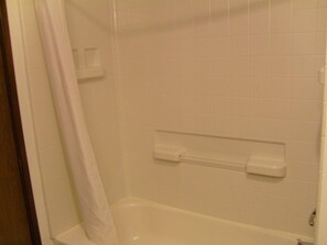Shower, hair dryer, towels - Cascade City Center Motel (Lebanon)