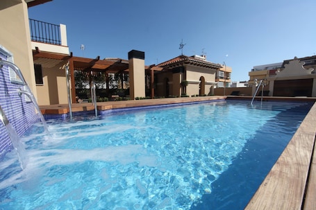Una piscina al aire libre de temporada