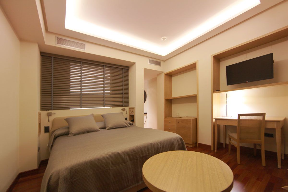 double room (interior) | minibar, in-room safe, desk, soundproofing