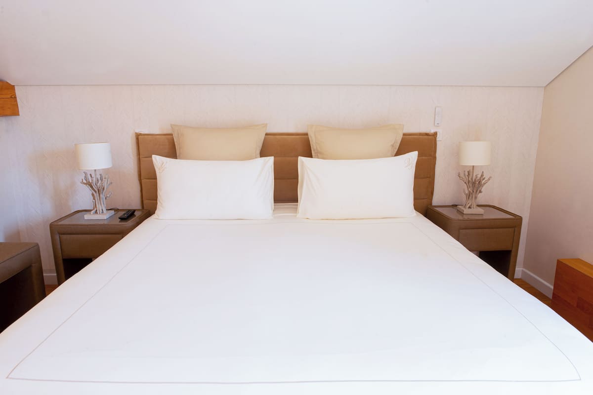 Luxury Suite, Garden View | 1 bilik tidur, peralatan tempat tidur premium, tilam berlapik, bar mini