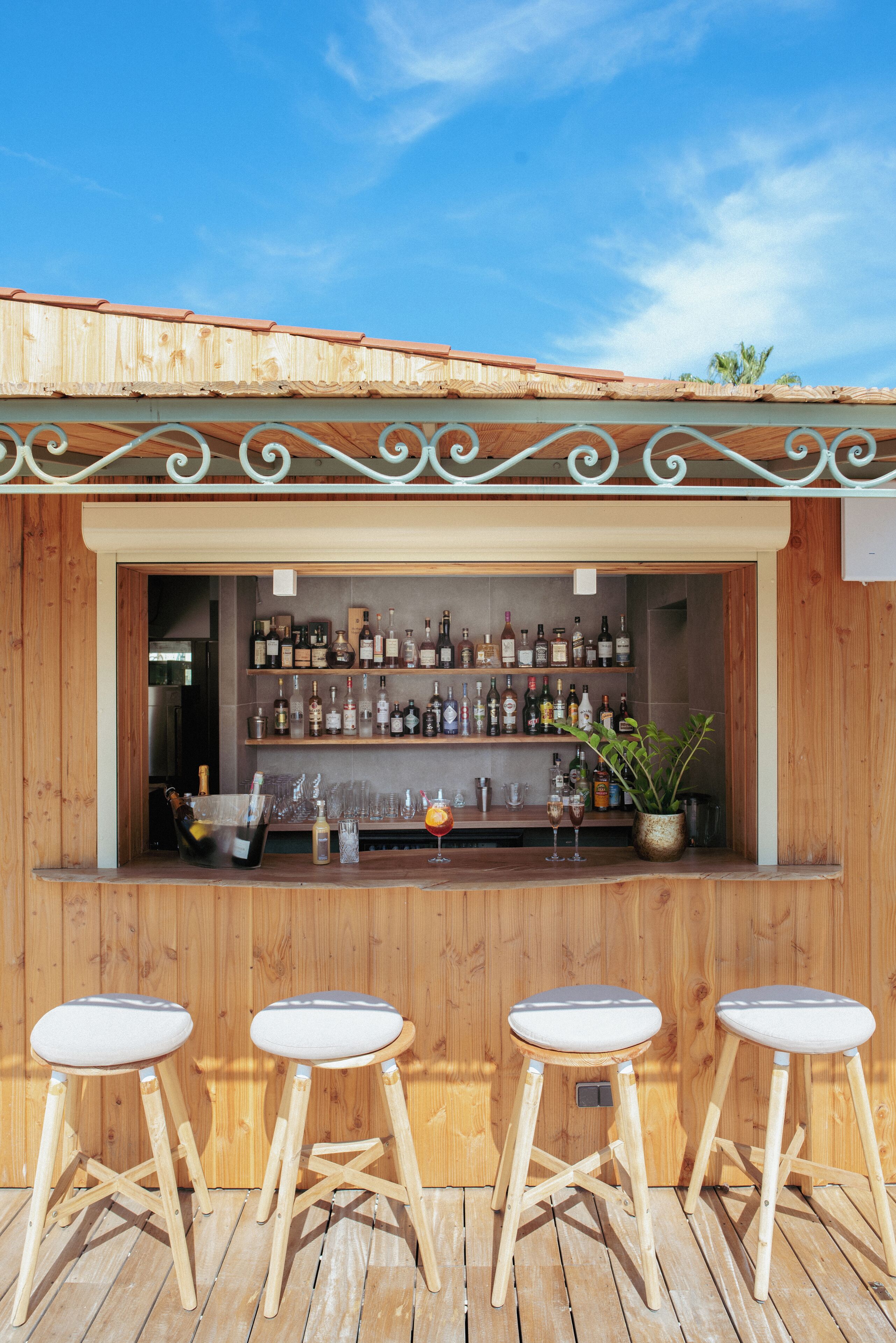 S'hi serveixen esmorzars, dinars, sopars i plats de cuina mediterrània 