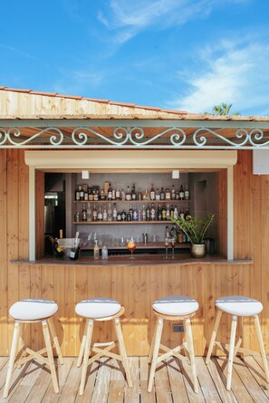 حيث تُقدم وجبات الإفطار، الغداء، العشاء، أطباق البحر المتوسط