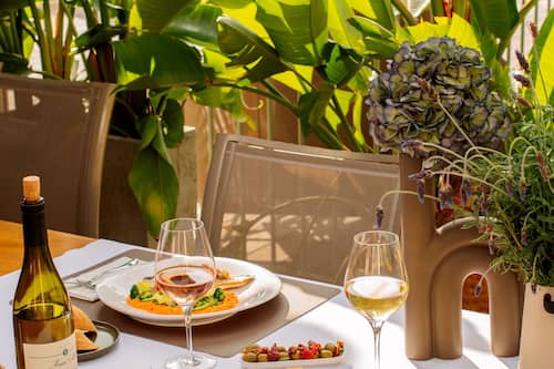 Breakfast, lunch, dinner served; Mediterranean cuisine