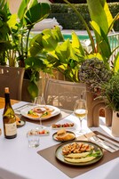 供应早餐、午餐和晚餐，地中海菜