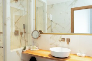 Suite | Bathroom | Designer toiletries, hair dryer, bathrobes, slippers - Boutique-Hôtel Villa Fabulite (Antibes)