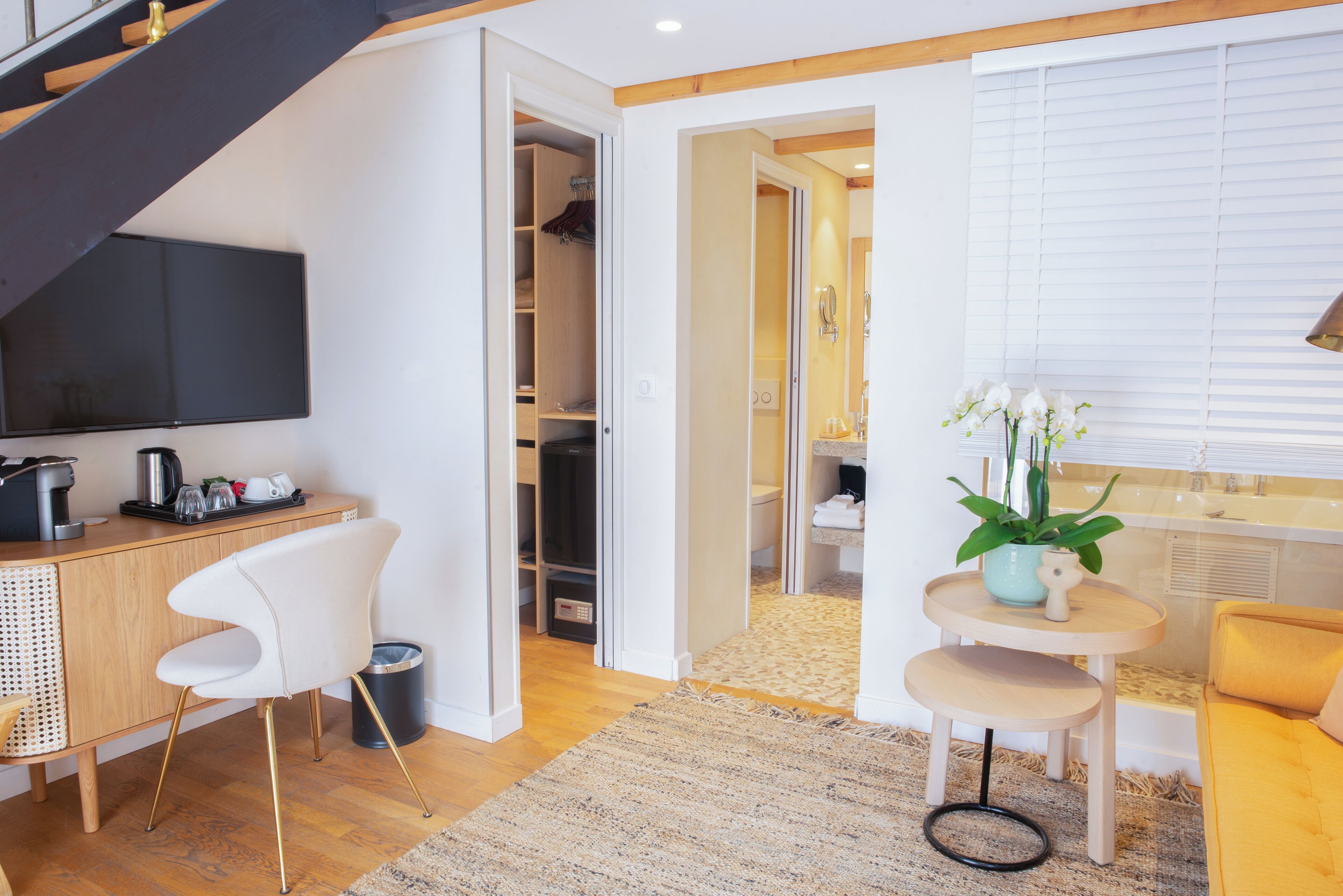 signature suite, terrace | living area | flat-screen tv