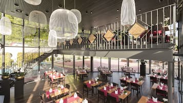 2 restaurantes; se sirve cocina taiwanesa 