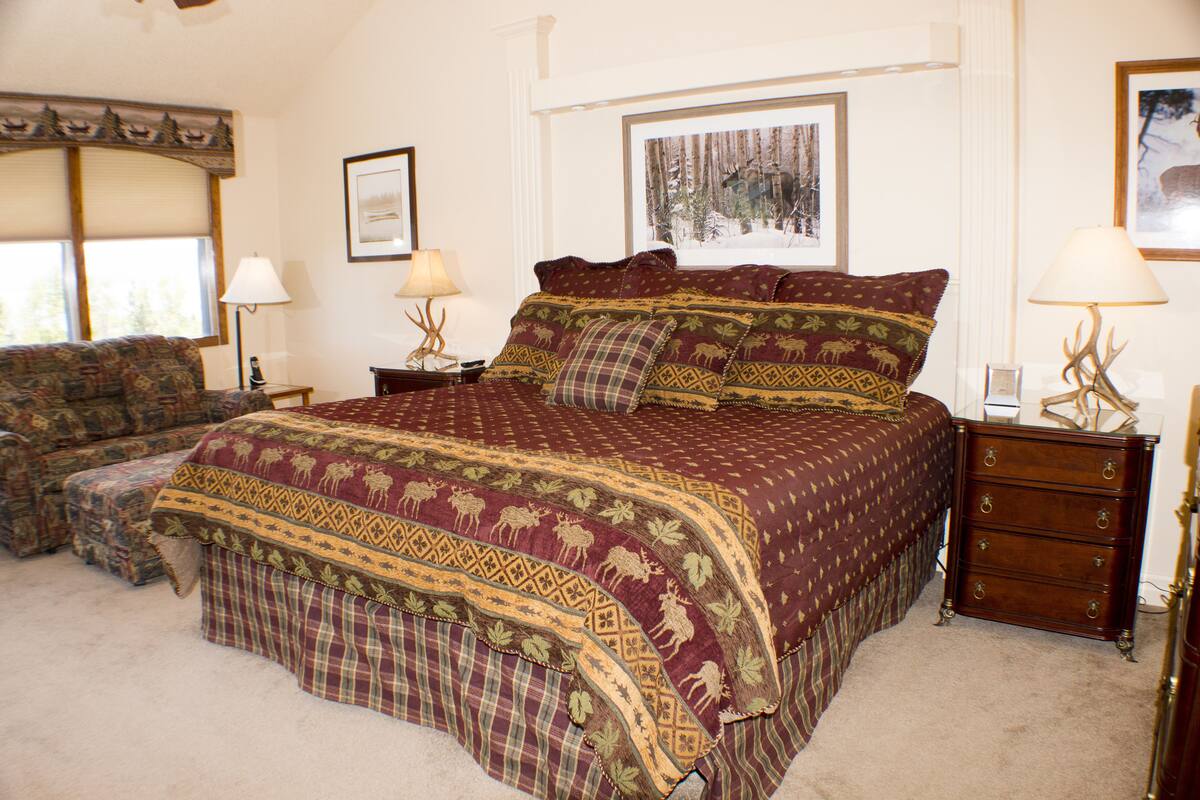 Premier Condo, 3 Bedrooms, Kitchen, Partial Lake View