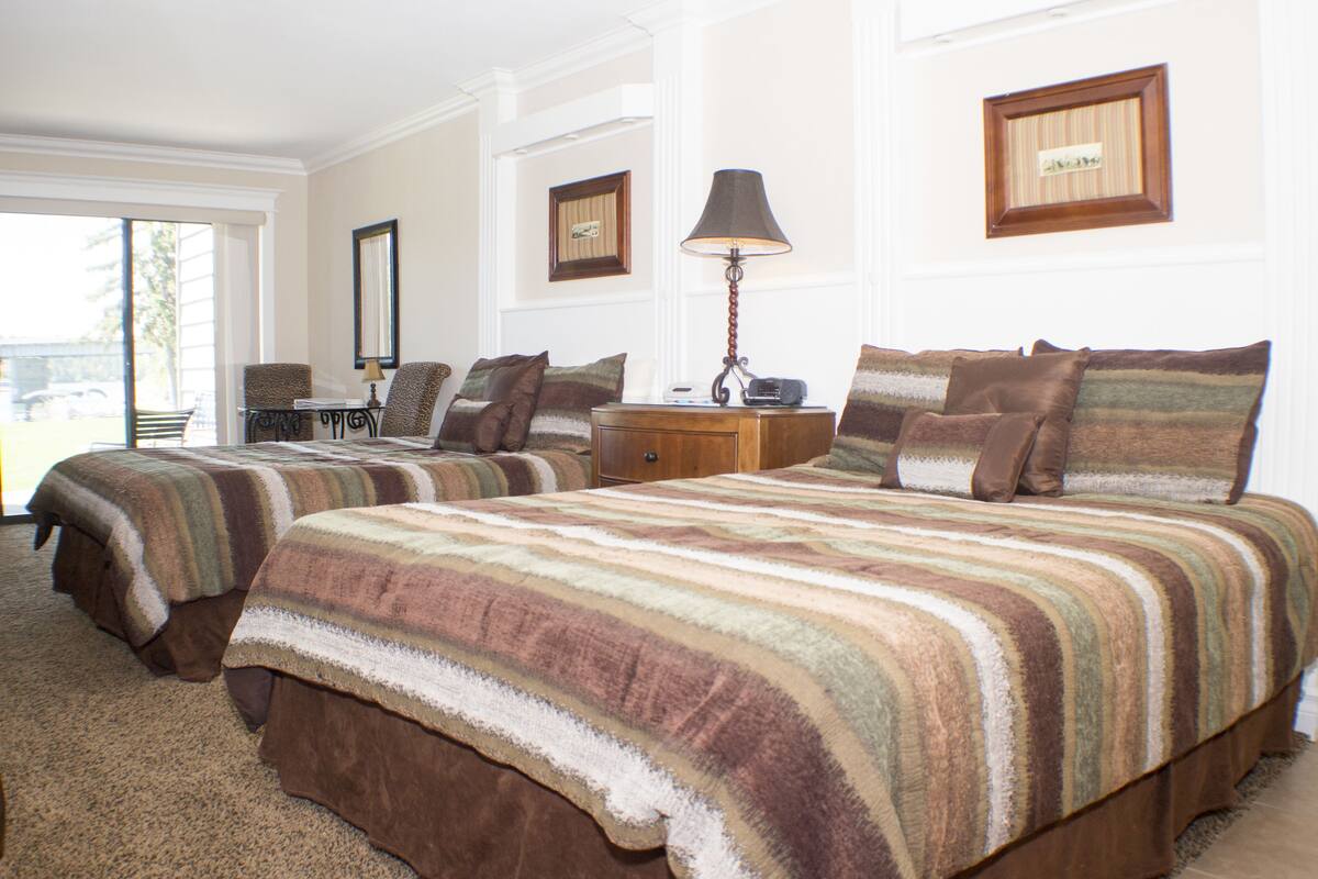 Deluxe Studio, 2 Queen Beds, Kitchenette, Bay View