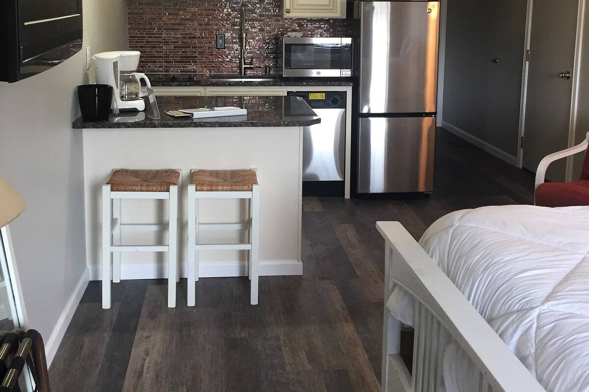 Deluxe Studio, 1 Queen Bed, Kitchenette, Bay View | Private kitchen