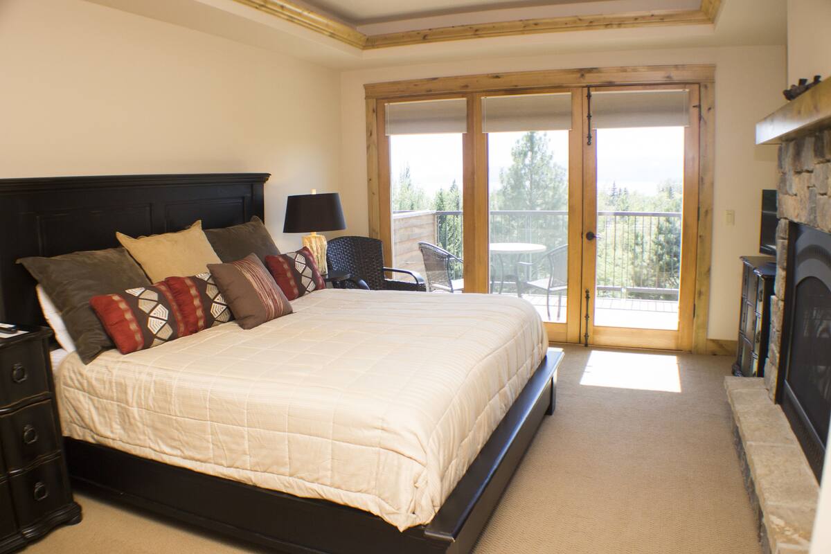 Exclusive Condo, 2 Bedrooms, Ensuite, Lake View