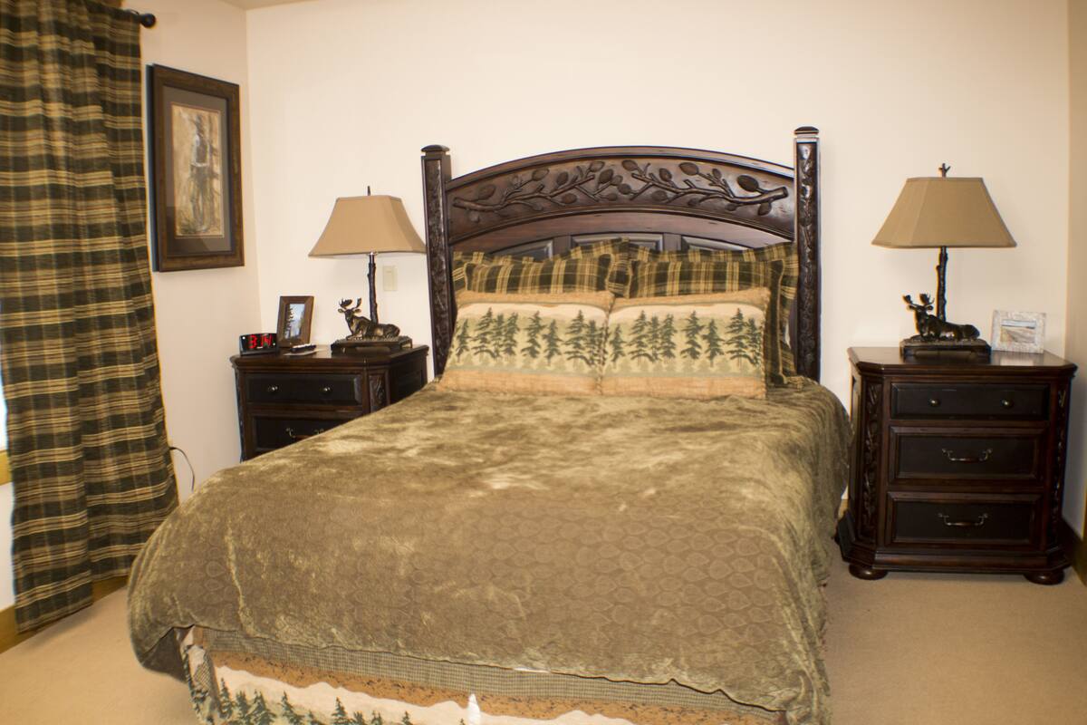 Exclusive Condo, 1 Bedroom, Ensuite, Mountain View