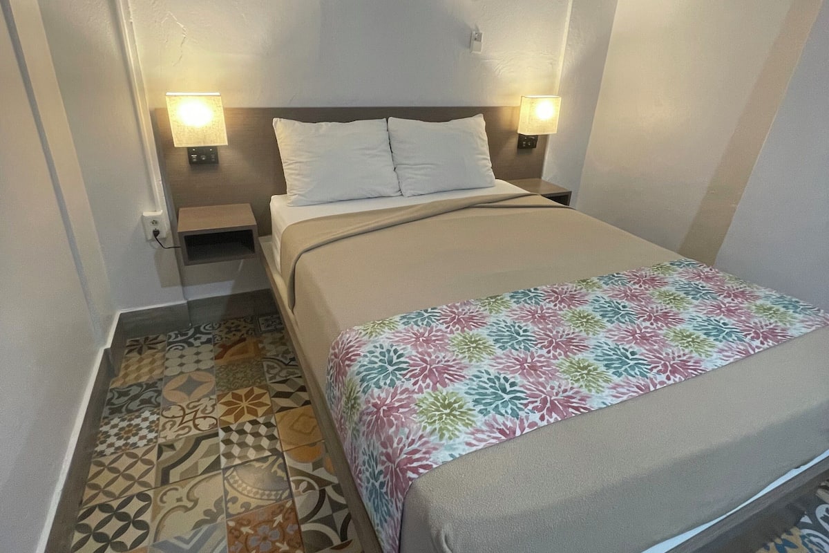 Habitación estándar | Decoración personalizada, muebles diferentes y cortinas blackout
