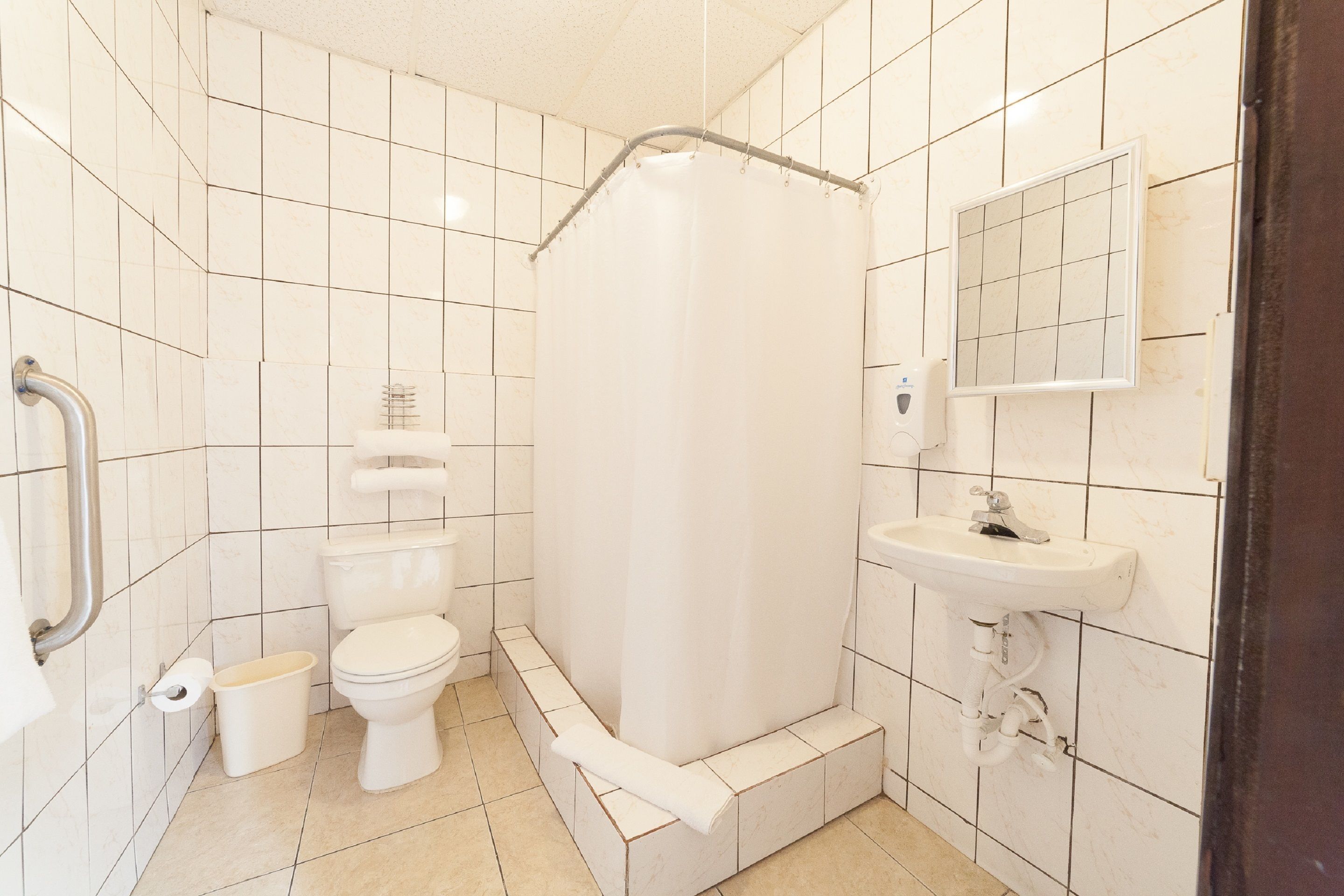 triple room | bathroom shower