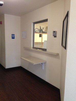 Reception - Inland Suites Lamar Street (Memphis)