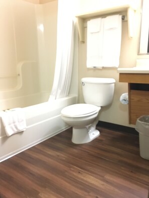 Combined shower/tub, free toiletries, hair dryer, towels - Inland Suites Lamar Street (Memphis)