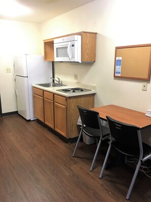 Full-sized fridge, microwave, stovetop