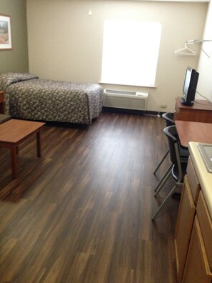 Standard Studio, 1 Double Bed with Sofa bed | Individually furnished, desk, iron/ironing board, free WiFi - Inland Suites Lamar Street (Memphis)