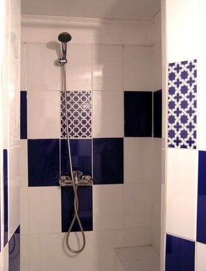 Bathroom shower - Casa Violeta Limon (Valparaiso)