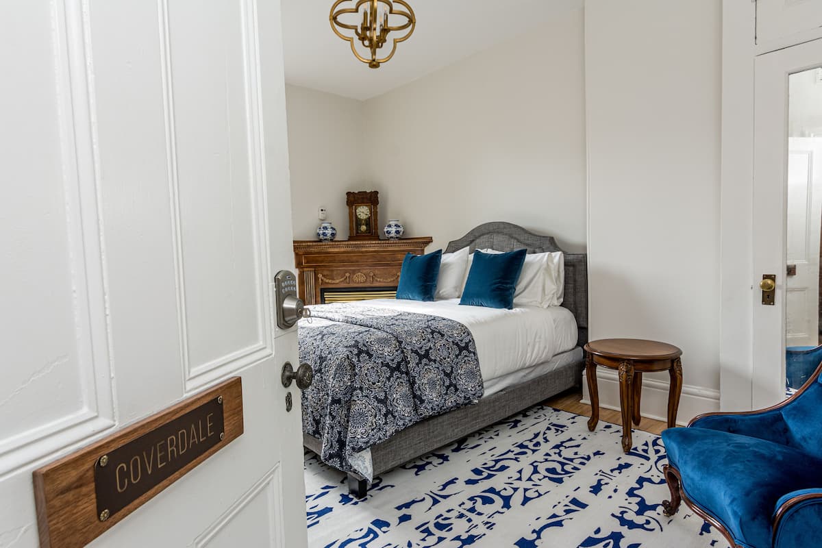 Room, 1 Queen Bed (Coverdale) | เครื่องนอนระดับพรีเมียม, เตียงพร้อมฟูกเสริมที่นอน, เตารีด/โต๊ะรีดผ้า