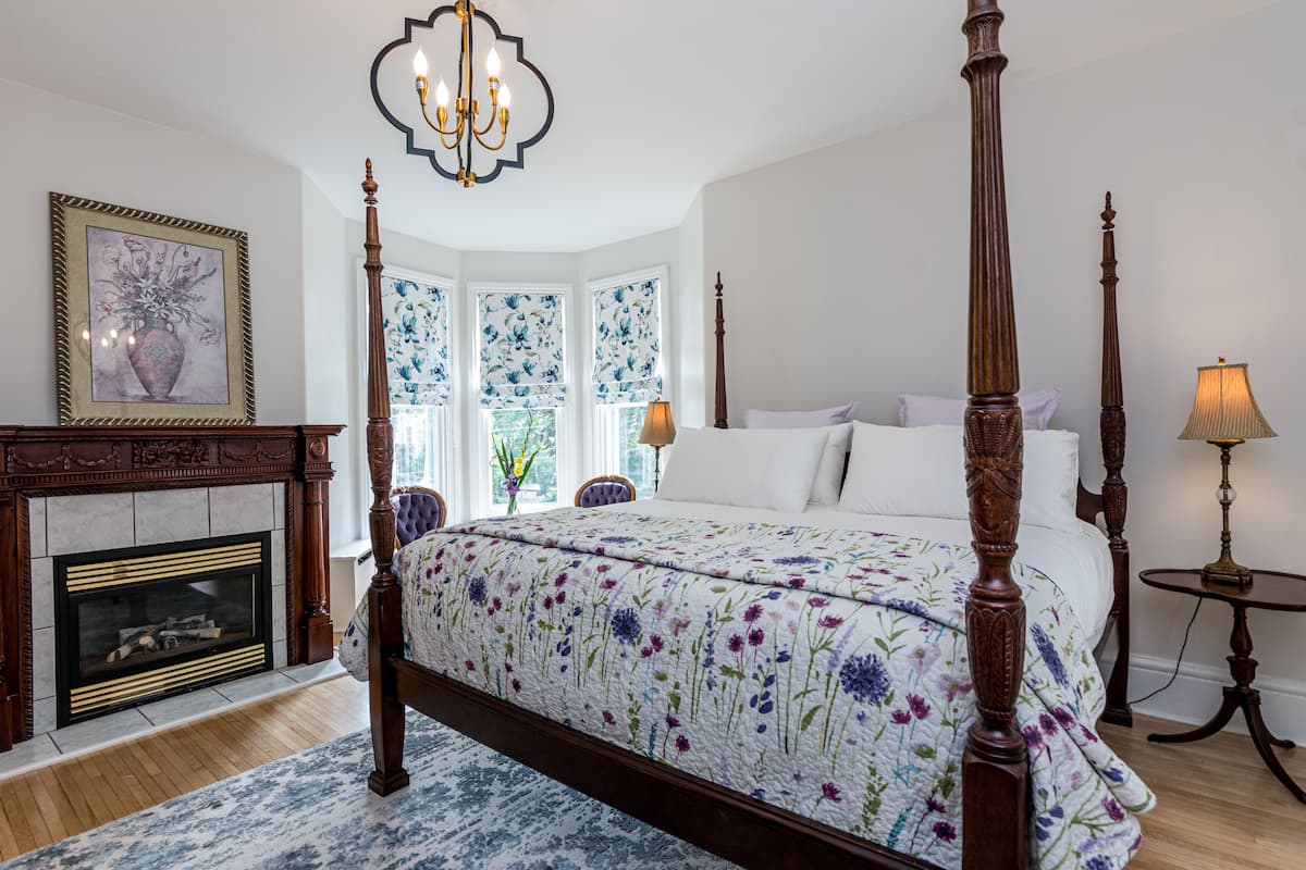 Room, 1 King Bed (McKay) | เครื่องนอนระดับพรีเมียม, เตียงพร้อมฟูกเสริมที่นอน, เตารีด/โต๊ะรีดผ้า