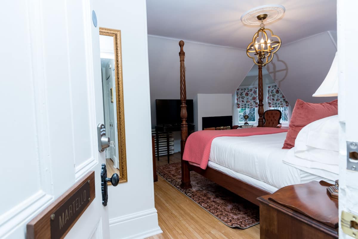 Room 1 Queen Bed (Martello) | เครื่องนอนระดับพรีเมียม, เตียงพร้อมฟูกเสริมที่นอน, เตารีด/โต๊ะรีดผ้า
