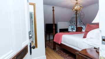 Room 1 Queen Bed (Martello) | Ropa de cama de alta calidad y camas con pillow-top