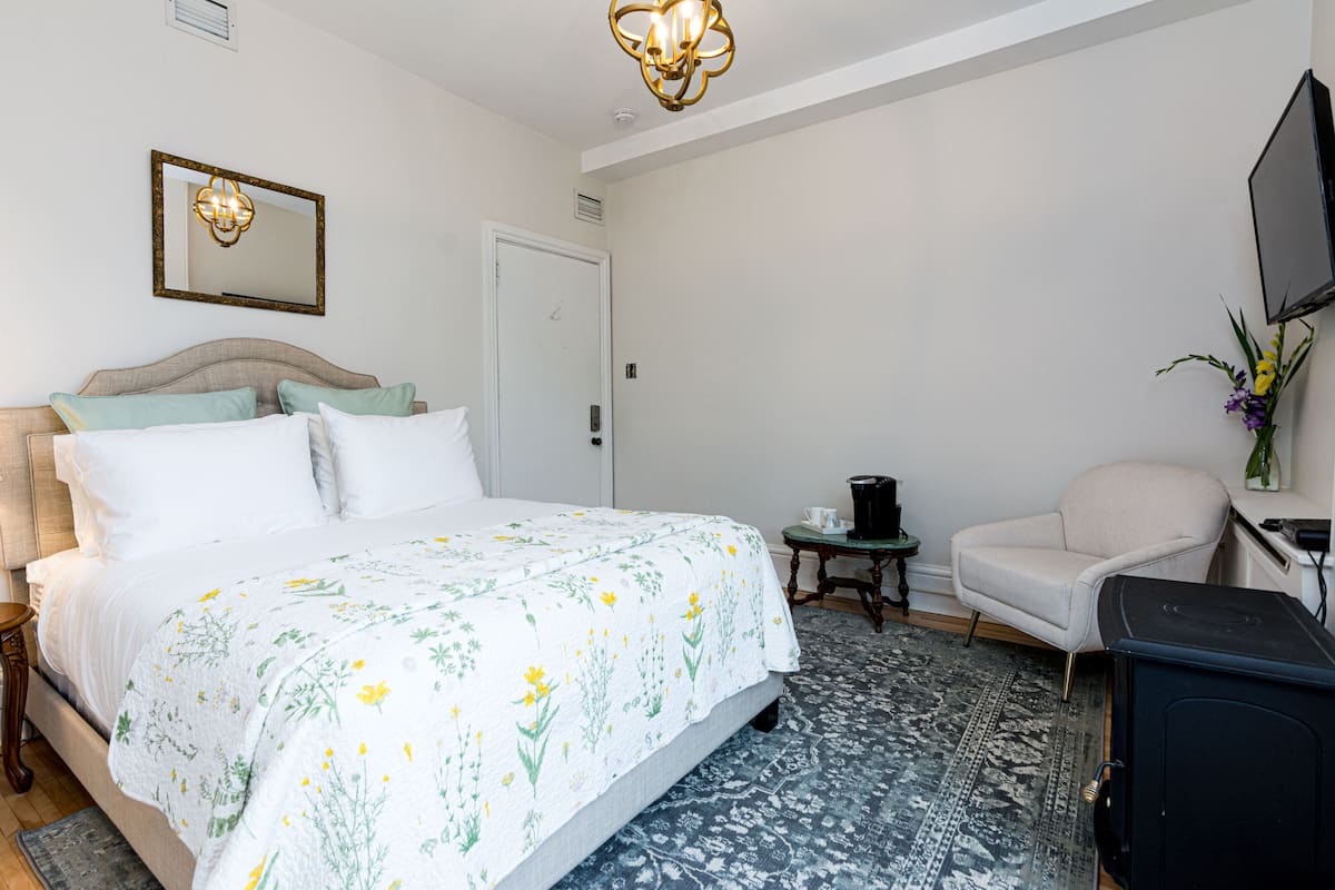 Room, 1 Queen Bed (Limestone) | เครื่องนอนระดับพรีเมียม, เตียงพร้อมฟูกเสริมที่นอน, เตารีด/โต๊ะรีดผ้า