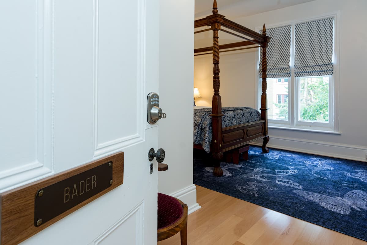 Room, 1 Queen Bed (Bader) | เครื่องนอนระดับพรีเมียม, เตียงพร้อมฟูกเสริมที่นอน, เตารีด/โต๊ะรีดผ้า